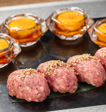 和牛生ハンバーグ〜トリュフ香る卵黄と供に〜